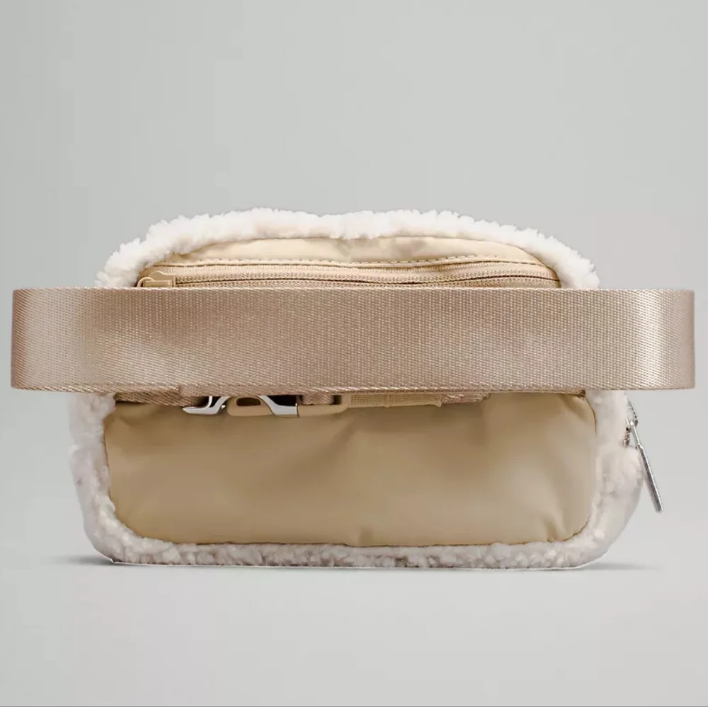Lululemon Everywhere Fleece Belt Bag Ivory & Silver - Picture 5 of 7